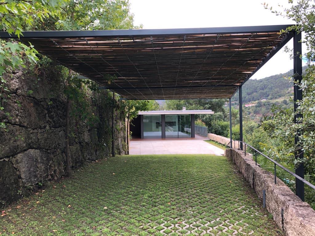 Casa Caniçada com paisagismo sustentável em bambu