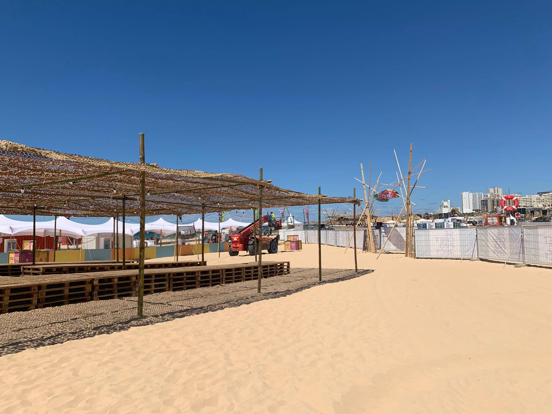 Estrutura de bambu para palco de festival de música