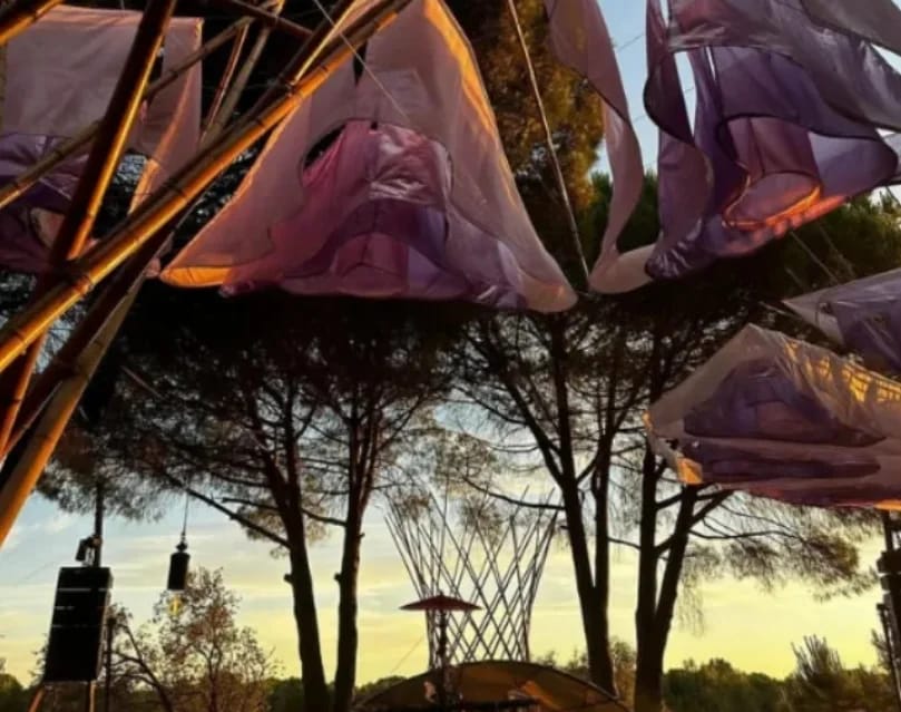 Arquitetura efémera de bambu em festival cultural