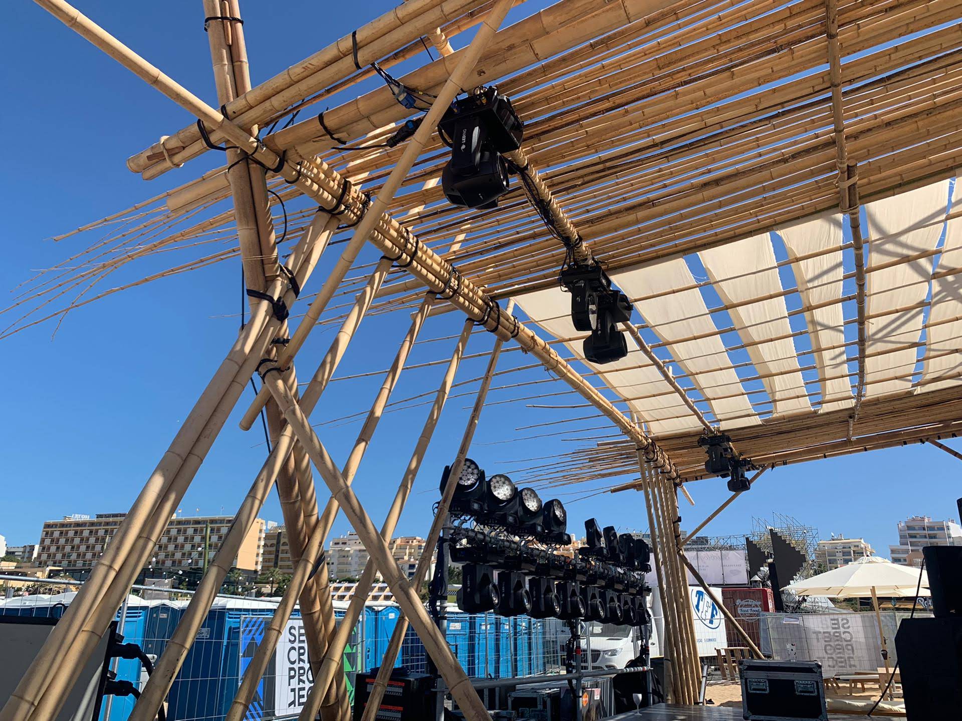 Estrutura de suporte em bambu para eventos culturais