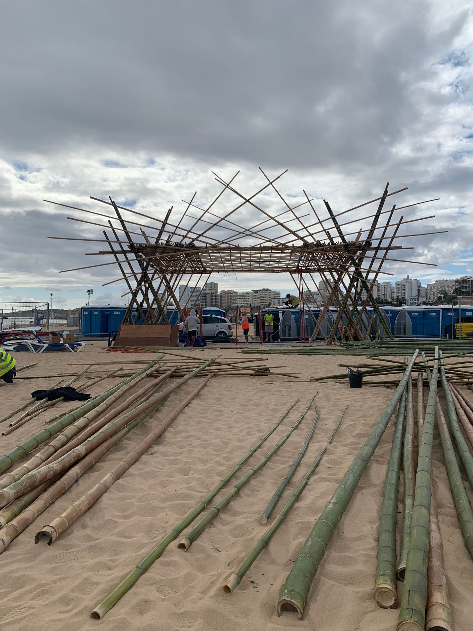 Instalação artística em bambu natural