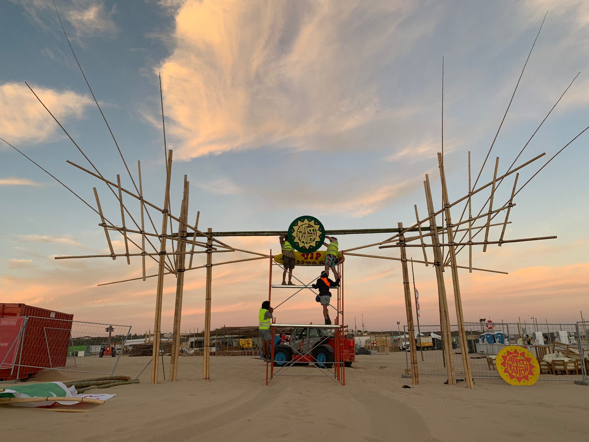 Arte contemporânea com estruturas de bambu