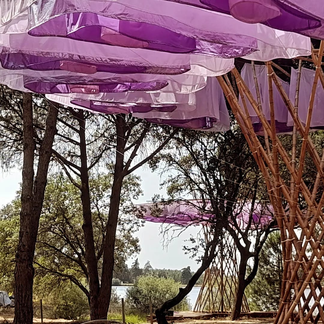 Construção modular em bambu para festivais